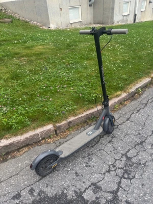 Elscooter E-Wheels E2S V2 grå - .Säljer en grå elscooter av modellen E-Wheels E2S V2.  hastiget 30km/h Scootern har svart styre med grå handtag, bred fotplatta och robusta hjul. Perfekt för att ta sig fram snabbt i stan. Laddas enkelt via eluttag och har tydlig display på styret. Kraftig 250 W motor full kontroll i appen e wheels inget fel lite repor bara