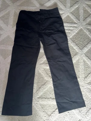 ZARA BOOTCUT BYXOR - Snygga svarta kostymbyxor från ZARA med rak passform och klassisk midja. Byxorna har diskret dragkedja och knapp framtill. Perfekta för en clean och stilren look. Materialet känns mjukt och följsamt, vilket gör dem bekväma att bära hela dagen.