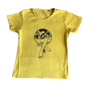 Vintage graphic tee/ T-shirt med tryck, y2k/ cyber/ alt/ 2000tal/ 2000s/ 00tal/ 00s - Unik gul T-shirt med tryck på! 100% bomull, (obs! Finns en fläck på, se bilder)