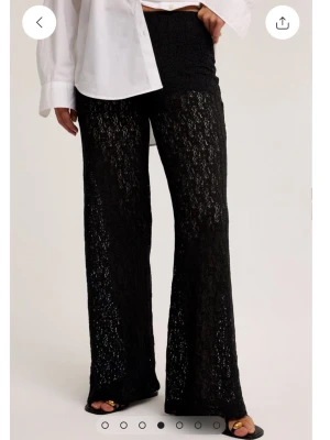 Spets byxor  - Säljer dessa spets byxor ifrån Kappahl som är helt slutsålda. Inbyggda shorts. Vida och raka spetsbyxor med infälld resår i midjan. Nypris 399kr. Pris går alltid att diskuteras!💕