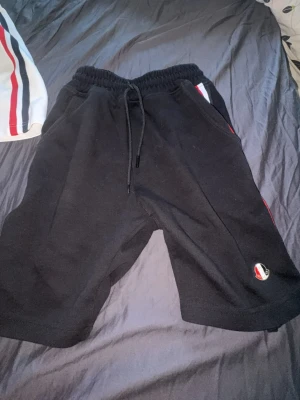 Svarta Moncler shorts med ränder - Säljer ett par svarta shorts jätte fina användt 5 gånger 