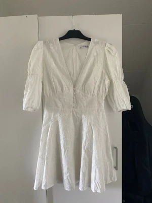 Vit kortklänning från Adoore - Jättefin kortärmad Adoore klänning. Använd en gång, storlek 38 men passar 36 men jag har klippt bort lappen. Pris kan diskuteras💕
