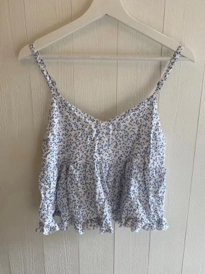 Gullig topp - Gulligt blåvit blommig topp/linne från Hollister, storlek S 