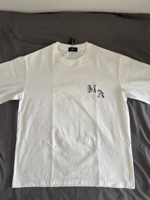 Vit t-shirt  - Helt ny vit T-shirt med tryck på bröstet och ryggen. Perfekt för sommaren. M, sitter mer som S. Pris går att diskutera.