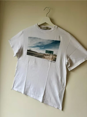Golden goose t shirt ÄKTA - Säljer denna feta golden goose t shirten i strl S passar XS, självklart äkta kan verifieras med NFC tagen!🤝Köptes i somras på NK för 2199kr men har inte kommit till så mycket användning!👍Skick : NYSKICK, provad ca 3 gånger!🤝Hör gärna av er om ni har funderingar!⭐️