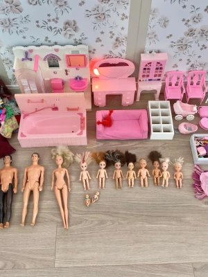 Stort Barbie-dockhuspaket med tillbehör - Pris kan diskuteras!!! Massa Barbie saker som säljes tillsammans. Nästan allt är ifrån 1990 talet. Alla saker är i jätte fint skick för att vara så gammalt. Finns såklart fläckar på vissa saker. Vissa saker ska ha batteri men dom fungerar inte. Det som funkar med batteri är sminkbordet och den har även en tillhörande stol som inte är med på bilden.  Inte helt komplett. 3 Barbie dockor är nyare. Även hästen. Har flera bilder om du vill ha. Skriv vid frågor!💗🎀