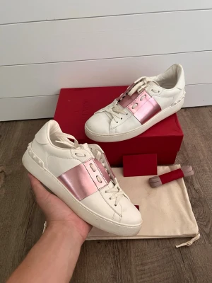 Valentino open dam  - Hej! Säljer ett par valentino open som är rosa!storlek 38, Skick 8,5/10 perfekt till dig eller din tjej! Extremt söta passar året runt😇