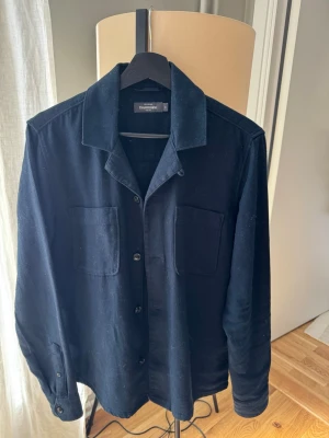 Blå overshirt från Dressman - Blå over shirt från Dressman i storlek S