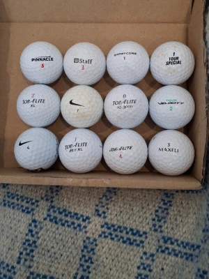 Ett Dussin Floridagolfbollar 3 - Säljer ett dussin blandade golfbollar från olika märken som Nike, Pinnacle, Top-Flite, Maxfli, Callaway och fler. Alla bollar är vita och har klassisk rund form med dimple-mönster. Perfekt för dig som vill fylla på golfbagen med olika märken.