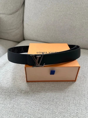 LV Initiales 40MM Reversible Belt - Louis vuitton bälte | köpt i butik | 85cm | knappt använt | reversible - går att använda ”ut och in” fler bilder går att lösa | kvitto finns | nypris 5850 |