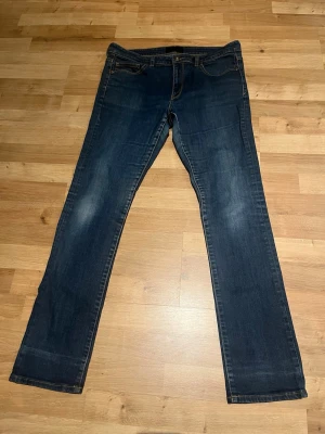 Sisters Anna Jeans – W34/L33 – Mörkblå Stretchjeans - Snygga mörkblå jeans från Sisters, modell Anna, i mycket fint skick. Jeansen har en klassisk femficksdesign och en rak till lätt smal passform med stretch för en bekväm känsla hela dagen.