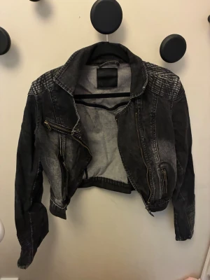 Svart jeansjacka - Jeansjacka från Gina Tricot, finns ingen mer lapp. Passar som xs/s.