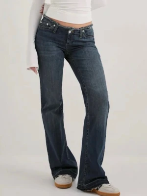 No waist bootcut jeans  - Säljer mina coola Nelly jeans som ej säljs längre, jag säljer den ljusblåa modellen (alltså inte den färgen som är på bilderna) Använd enstaka gånger så fint skick!