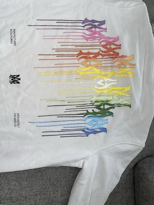 Vit sweatshirt från Amiri med regnbågstryck - Vit AMIRI sweatshirt storlek L men sitter som S-M. Skriv vid frågor eller funderingar.