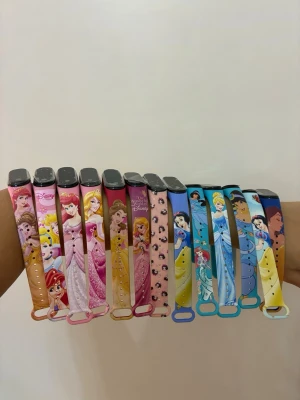 Disney-klockor för barn – välj motiv - Fina barnklockor med Disneymotiv. Perfekt som present, kalaspåse eller till barn som vill lära sig klockan.  • Flera olika Disneymotiv finns • Nya i förpackning • Skyddsplast kvar  Priser: 1 st – 59 kr 2 st – 100 kr 5 st – 199 kr 10 st – 349 kr  Jag har även Pokémon- och animeklockor på min profil. Titta gärna på mina andra annonser om du vill kombinera olika motiv. Skriv vilka klockor du vill ha så ordnar jag en egen annons till din beställning.   Snabb frakt och samfrakt möjlig.