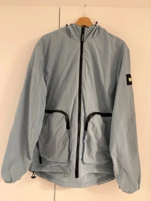 Weekend Offender Carbone Jacka Ljusblå XL - Säljer en Weekend Offender Carbone jacka i ljusblå Storlek XL. I mycket bra skick. Köpt på WOs hemsida.