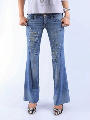 Lågmidjade bootcut jeans med silver detaljer - Jättefina och unika lågmidjade jeans med slitningar och silvriga detaljer. Jeansen är bootcut och har fina detaljer.   - Storlek: XS - Midjemått: 38 cm (stretchiga) - Innerbenslängd: 80 cm - Ytterbenslängd: 95 cm cm - Modellen är 175 cm lång för referens  Jeansen är i jättebra skick och har inga defekter (vad vi märkt)!!  Vid frågor eller funderingar - tveka inte att höra av dig🪽