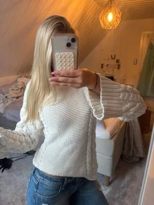 Vit stickad tröja från Gina Tricot - Säljer en krämvit stickad tröja från Gina Tricot i storlek XS. Tröjan har ett chunky stickat mönster med breda ärmar och ribbad rund hals. Perfekt till jeans för en avslappnad men snygg look.