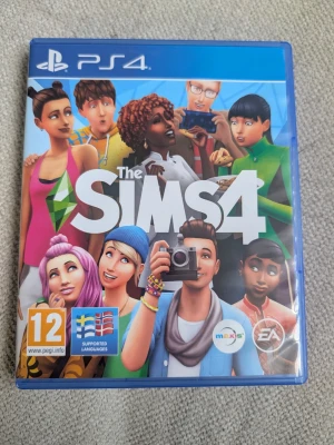 The Sims 4 till PS4 - The Sims 4 till PlayStation 4 är ett livssimuleringsspel där du kan skapa och styra unika karaktärer. Omslaget är färgglatt med flera olika simmar i tecknad stil. Spelet kommer i ett blått plastfodral och har stöd för flera språk.