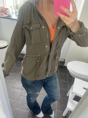 grön jacka - supersnygg jacka ifrån h&m som tyvärr inte har kommit till användning för mig. Den är i hur fint skick som helst och passar till det mesta 😇💖 Den är i storlek 38, men skulle säga att den passar S. (Säljer även jeansen på bilden, kika i min profil!)