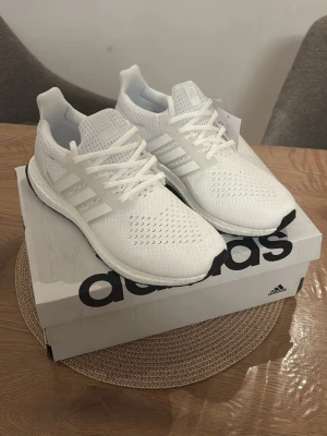 Adidas Ultraboost 1.0 - Adidas Ultraboost 1.0, Skick: 10/10 – helt oanvända, kommer med originalbox. Vid frågor eller intresse, skicka gärna ett DM.