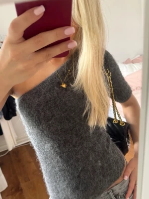 Topp  - Så snygg tröja som är slutsåld från Zara!!! 🖤pris kan diskuteras. De 2 första bilderna är lånade