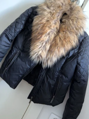Jacka rock and blue  - Jacka med päls från rock and blue i storlek 36. Köpt för flera år sedan, köpte för runt 1500 kr men säljer billigt då det inte är min stil längre. Jätte fint o i super bra skick kanske använd 2 gånger max. 