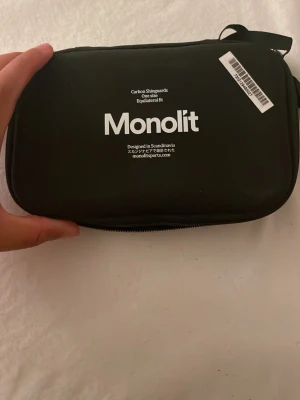 Monolit benskydd i kolfiber - Säljer ett par svarta benskydd från Monolit i kolfiber, levereras i originalfodral. Lätta och tåliga med ergonomisk form för optimal passform. Perfekta för fotboll eller annan sport där skydd behövs. Skandinavisk design.