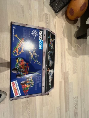 K'NEX byggsats 50 modeller 700 delar - K'NEX byggsats med 700 färgglada plastdelar för att bygga upp till 50 olika modeller. Lådan visar exempel på fordon, karuseller och andra kreativa konstruktioner. Perfekt för dig som gillar att bygga och experimentera med olika former och konstruktioner.