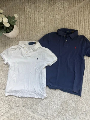 Pike från Polo Ralph lauren  - Säljer dessa två trendiga pikéer från Ralph lauren för endast 350kr! Storleken är 14-16 Slim fit på båda. Priset för en är 250kr men paketpris 350kr för båda! Kontakta gärna för mer info!