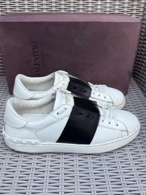 Valentino vita sneakers med svart detalj - Valentino Open || Storlek 43 || Skorna är i bra skick (se bilder) || Box medföljer || Tveka inte på att höra av dig vid frågor eller funderingar 