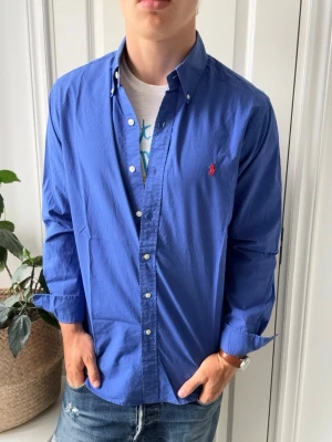Ralph lauren skjorta  - Ralph lauren skjorta, tunnare i material. Lite stor på modellen, Inga defekter! Modellen i bilderna är 180 cm 75 kg och bär Storlek M , Kom med frågor! 🌟 (Kan gå ned i pris vid köp av paket 😉) 