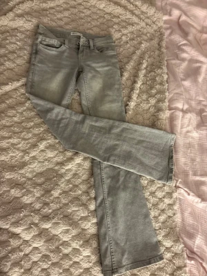 Gråa bootcut jeans 🩶 - Ljus gråa bootcut jeans från Gina Tricot 🩶 I storlek 32 🩶 Fina vita söm detaljer 🩶 Använda fåtal gånger 🩶