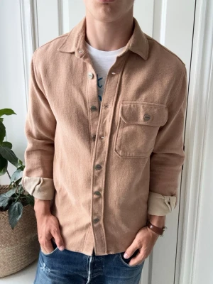 Dobber overshirt  - Dobber overshirt, lite stor på modellen  Inga defekter! Modellen i bilderna är 180 cm 75 kg och bär Storlek S  , Kom med frågor! 🌟 (Kan gå ned i pris vid köp av paket 😉) 