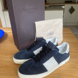 Valentino fly crew - Säljer mina valentino fly crew då dom inte kommer till användning längre. Allt på bilden tillkommer och kvitto finns 