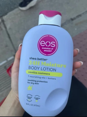 eos 24H Moisture Body Lotion Vanilla - Body lotion från eos i doften Vanilla Cashmere. Innehåller sheasmör, sheaolja och 7 närande oljor och smör. Ljuslila plastflaska med vit och rosa kork. Ger långvarig återfuktning och passar torr hud. Vegansk, parfymfri och dermatologiskt testad.