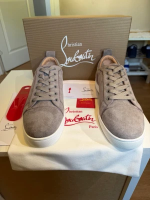 Beige sneakers från Christian Louboutin - Säljer ett par Snygga beige skor eftersom dem var för stora. Helt oanvända, fråga gärna om fler bilder, priset kan diskuteras.