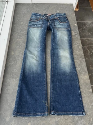 Lågmidjade jeans y2k - Så snygga jeans som tyvärr inte passar mig och har därför ingen bild på! Midjemått tvärsöver: 38,5cm Midjehöjd: 18cm Inerbens längd: 78cm  Finns en liten smuts fläck men som säkert går bort i tvätten!💕