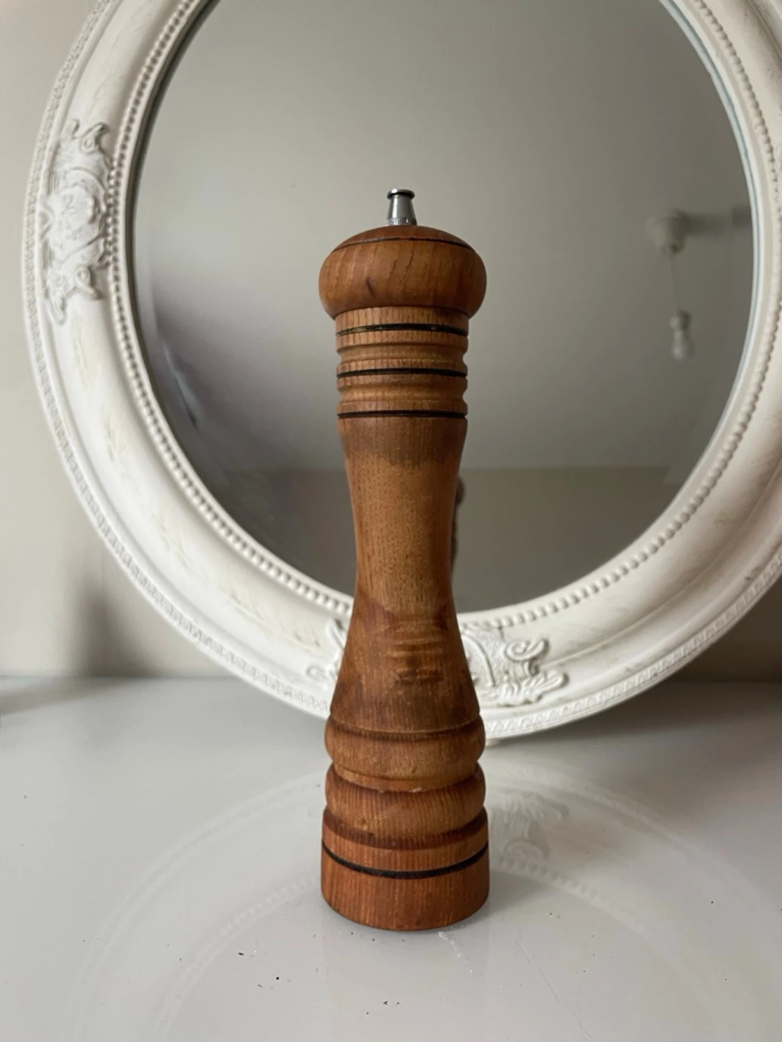 Klassisk pepparkvarn i trä