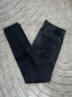 Replay Anbass hyperfelx jeans  - Gråa Repaly Anbass hyperflex jeans. Tyget är stretchigt och passformen är slim. Midja 41cm, lång 109cm. Obs tyget baktill är något förtunnat. JAG SKICKAR EJ FLER BILDER NÄR JAG BÄR JEANSEN! för bättre inblick i passformen rekommenderar jag att googla på modellnamnet. För storleksguide kolla måtten noggrant då jeansen alltid kan vara uppsydda heller krympta och jag ej tar emot returer :) 1,94
