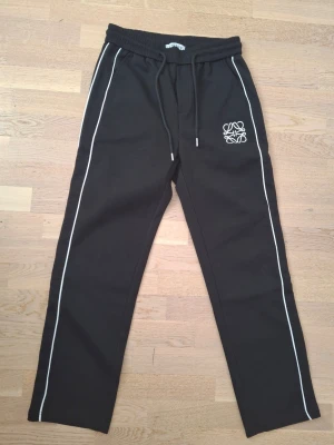 Loewe mjukis byxor - Loewe mjukis byxor I storleken S. De är helt nya och aldrig använda tidigare. Meddela gärna om du är intresserad.