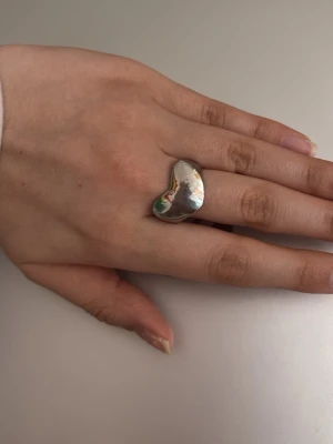 Silvrig hjärt-ring - Använder inte denna ring därför säljer jag den, har aldrig använt den heller. Inte riktigt min stil. 