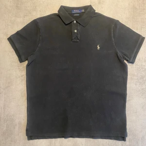 Svart Polo Ralph Lauren piké  - Jag Säljer en fet pike från Polo Ralph Lauren| skicket på tröjan är bra 8/10 | storlek L| ny pris 2000: mitt pris är 349 | skriv vid frågor och funderingar       