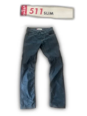 Stacked Levi jeans - Sköna levis i hårdare material vilket ger dem en mer fastare passform och öppnar möjligheten för stack. 