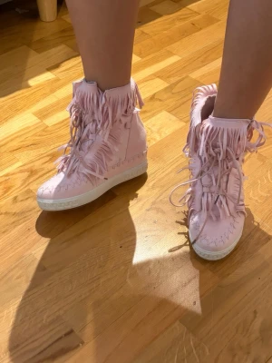 Isabel Marant Liknande Fransskor med kilklack  - Liknande Isabel Marant, supersköna de passar 36 i  nytt skick, hör av er kring frågor släpper snabbt vid snabb affär❤️