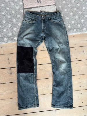 2010 levi’s bootcut jeans - Feta Levi’s bootcut jeans från 2010 med en fet Manchester patch på vänstra knät. Waist 29 length 30. lägg gärna bud!!