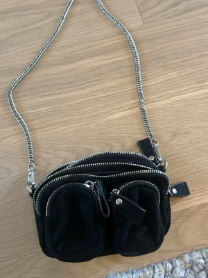 Svart väska med kedja💙 - Mycket fin väska från Gina Tricot🥹