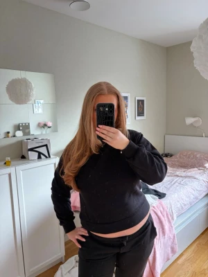 Svart sweatshirt  - En knappt använd svart sweatshirt från ginatricot i storlek xs men skulle säga det är en S/M, endast testad så väldigt fint skick 💖