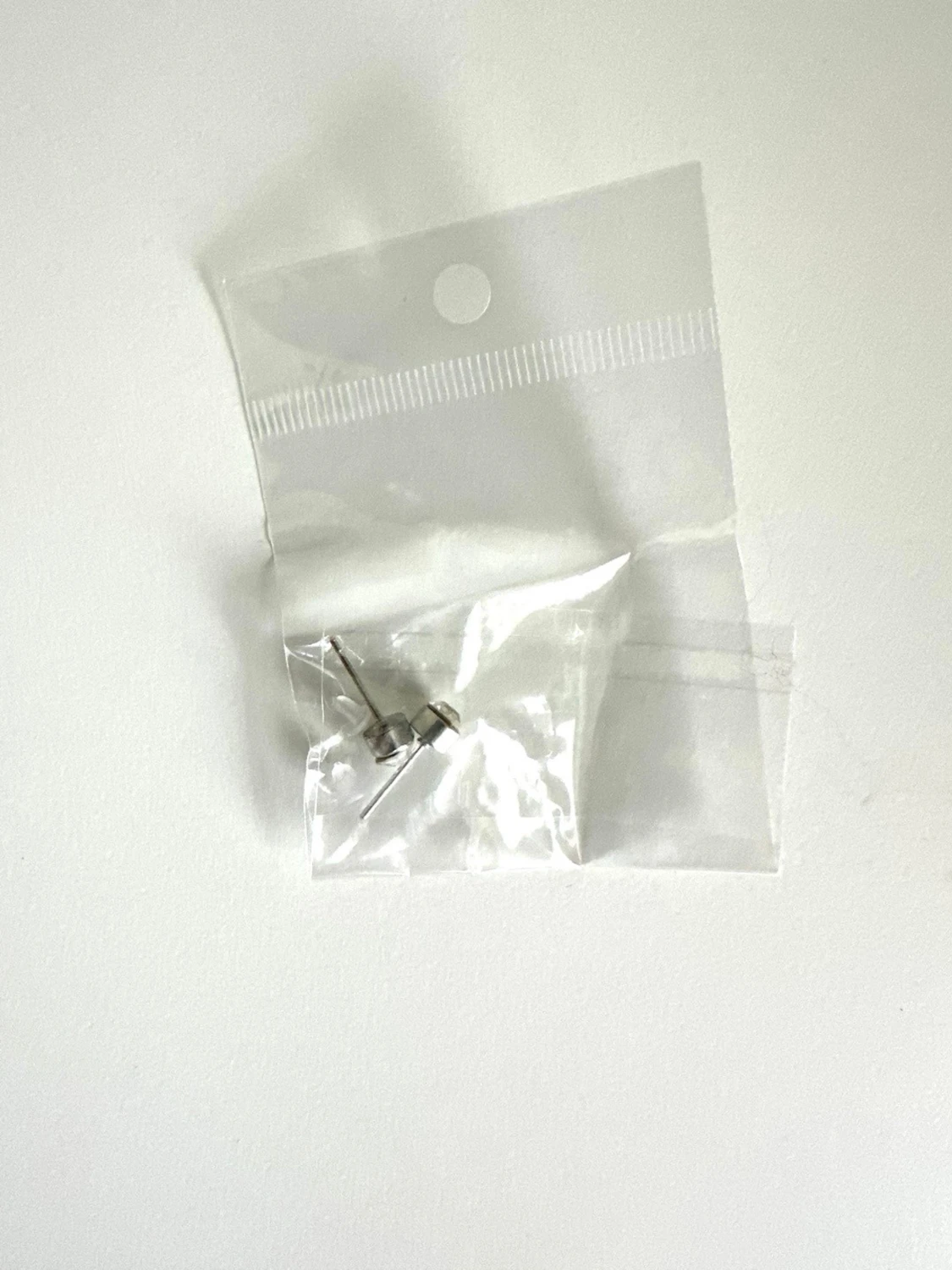 Silvriga örhängen med klar sten, helt NYA - 2