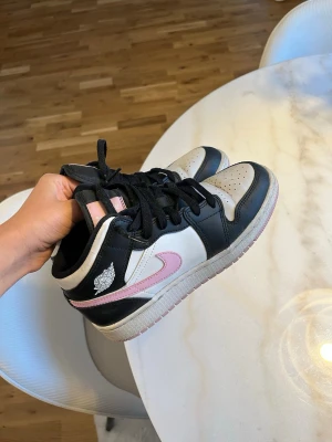 Jordans  - Jätte fina Nike Jordans köpta från Merchsweden. 🩷🌸